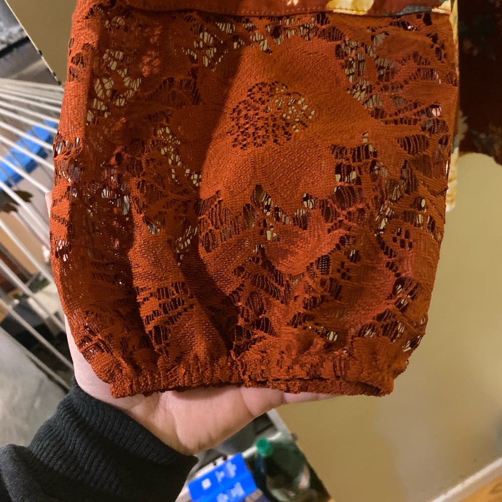 Absolutely famous top with lace - Picture 4 of 5